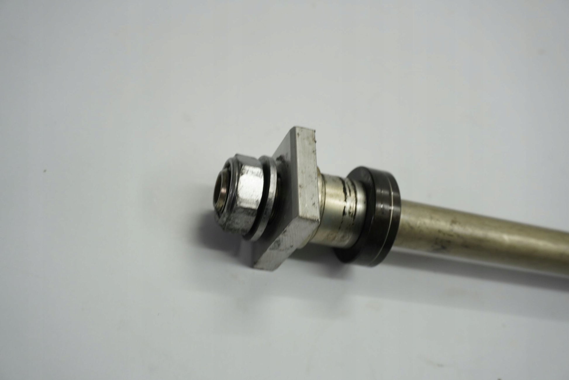 TRIUMPH TIGER 1050 06-12 Hinterachse Achse hinten Radachse rear axle 2