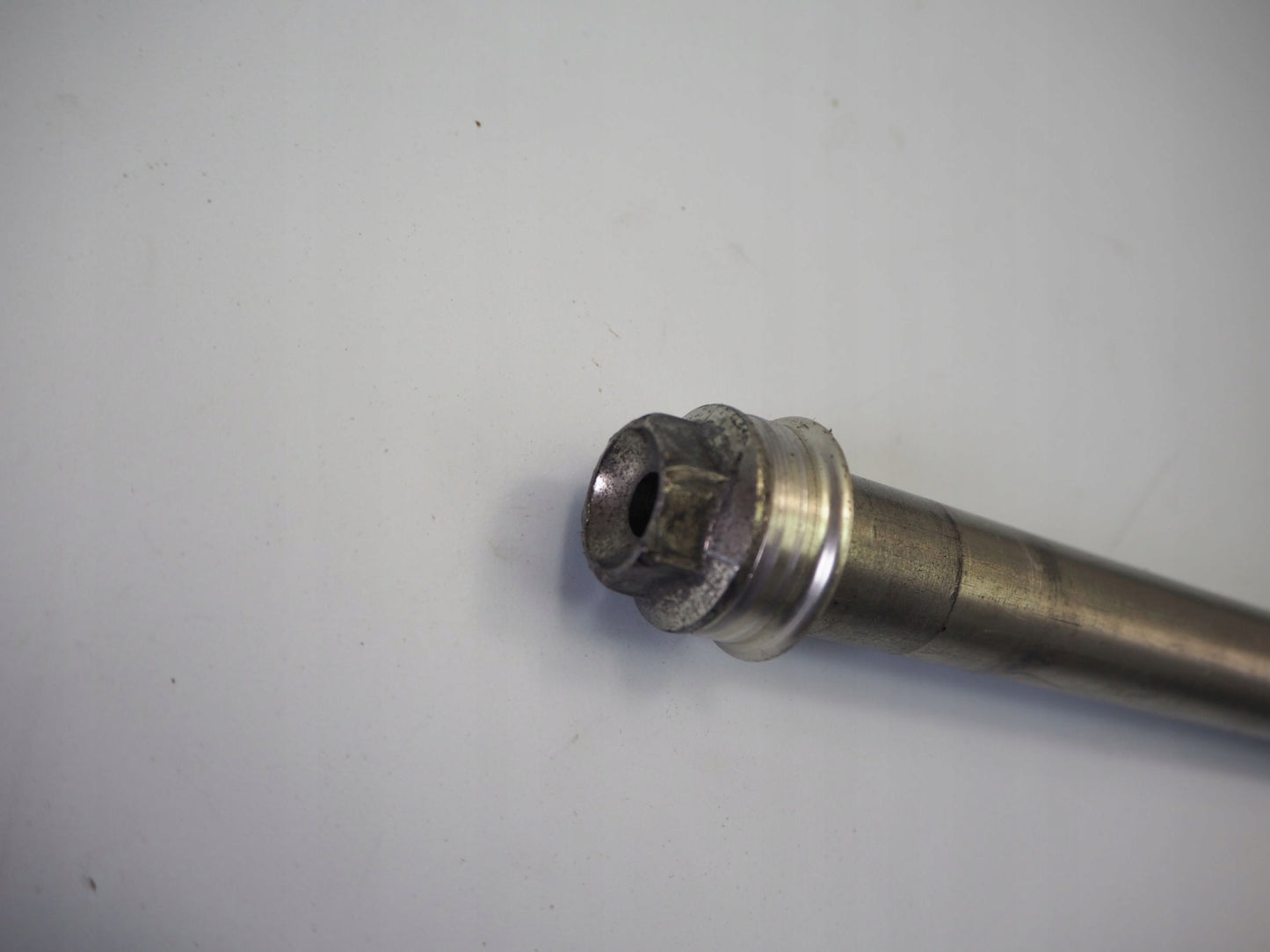 SUZUKI GSX-R 1000 K9-L6 Vorderachse Achse vorne Radachse front axle