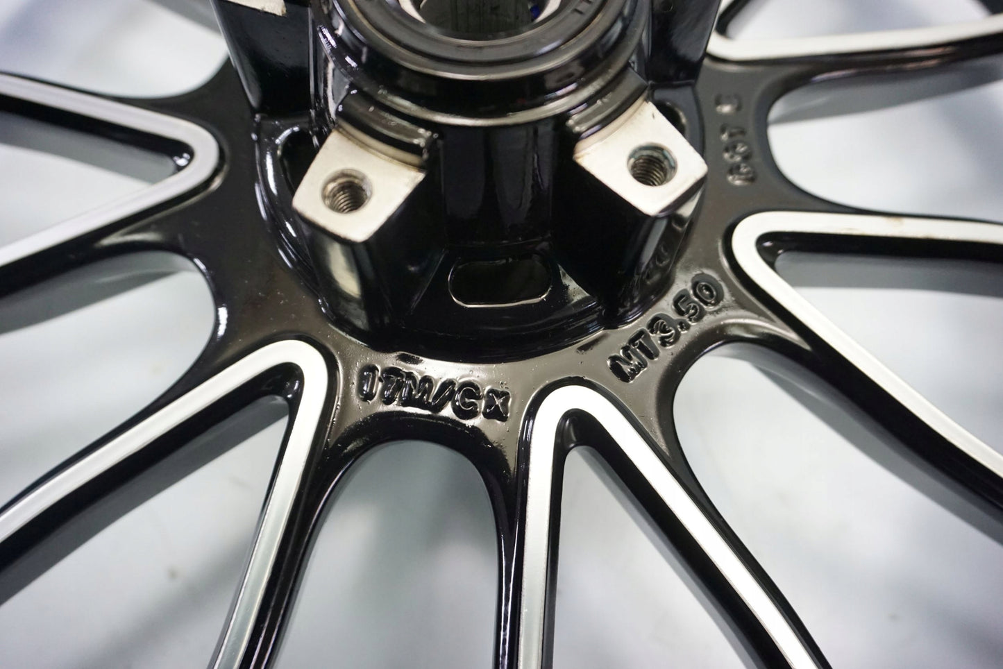 DUCATI DIAVEL 1200 11-13 Felge vorne Wheel Vorderrad 3