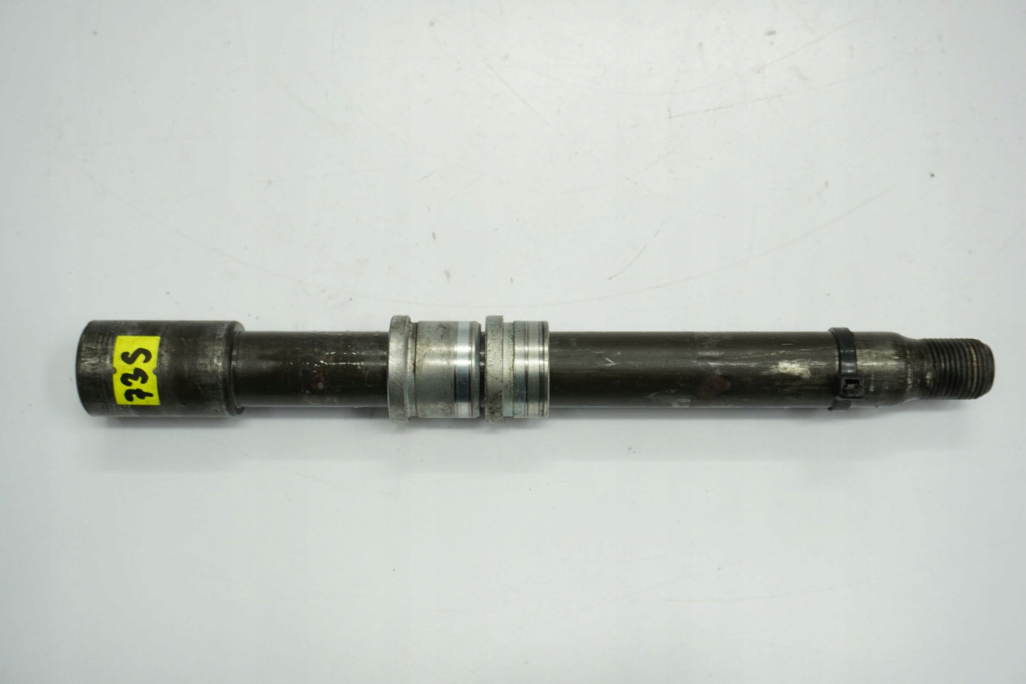 YAMAHA FJR 1300 01-05 Vorderachse Achse vorne Radachse front axle 2