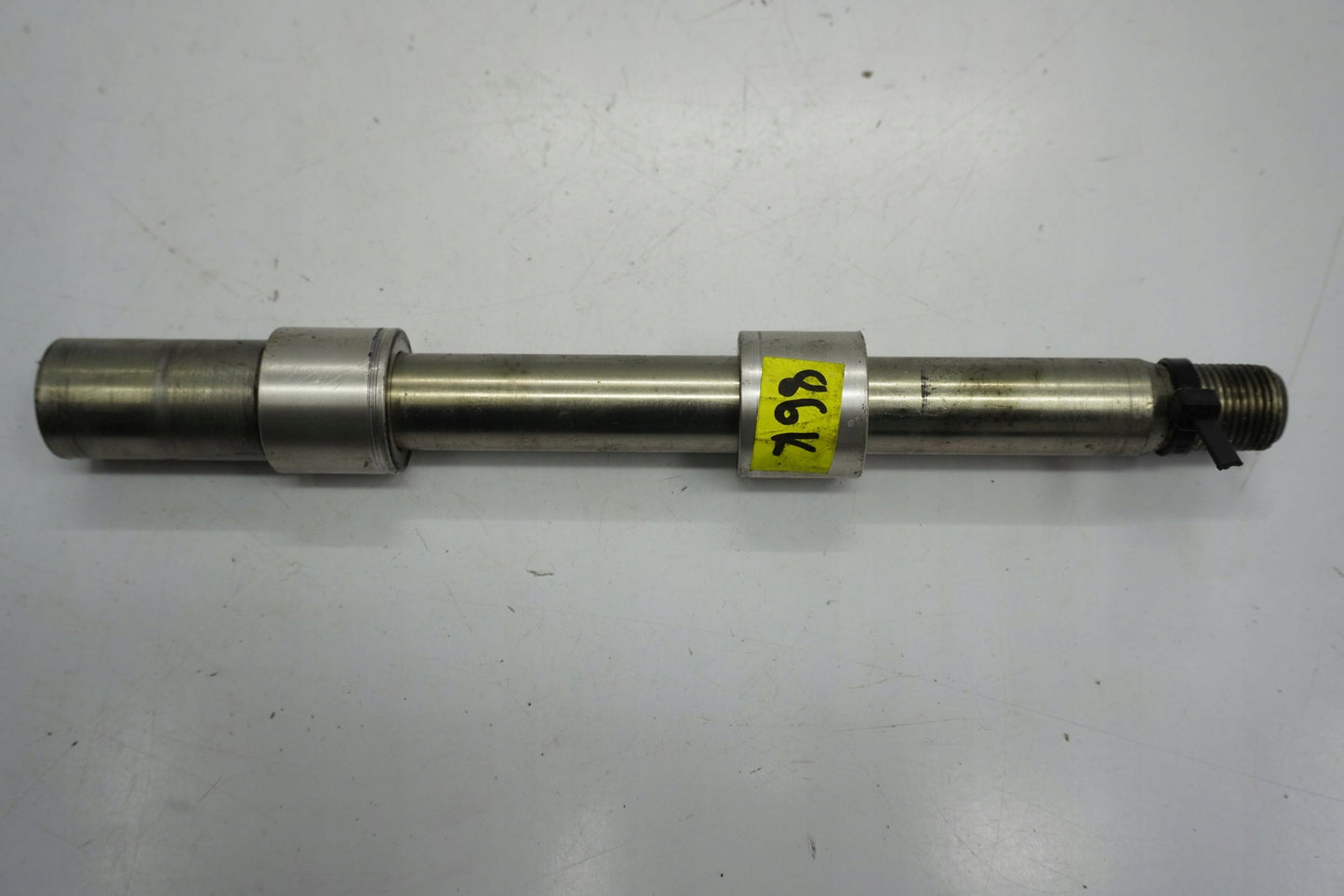 TRIUMPH STREET TRIPLE 675 07-12 Vorderachse Achse vorne Radachse front axle 4