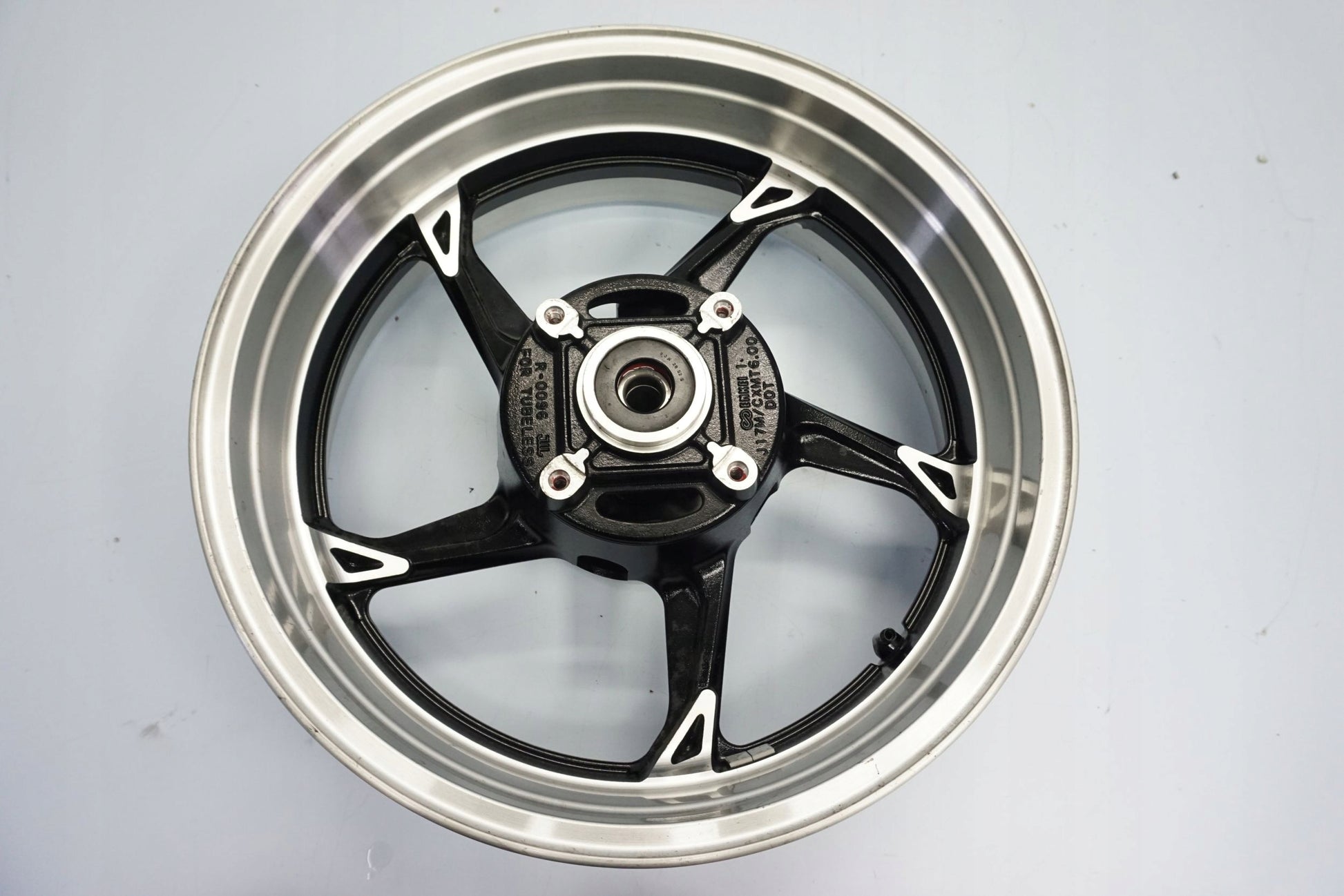KAWASAKI Z1000 10-13 Felge hinten Wheel Hinterrad 2