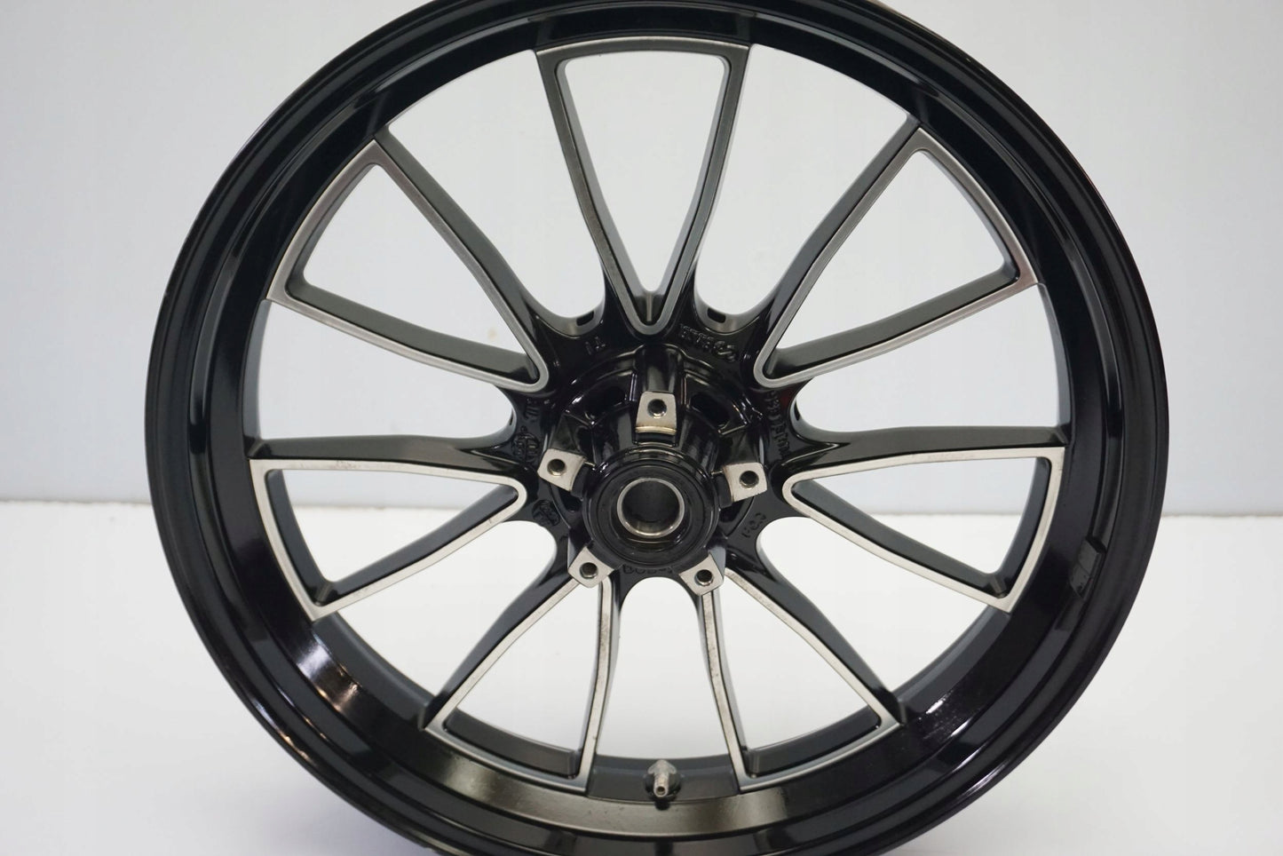 DUCATI DIAVEL 1200 11-13 Felge vorne Wheel Vorderrad 7