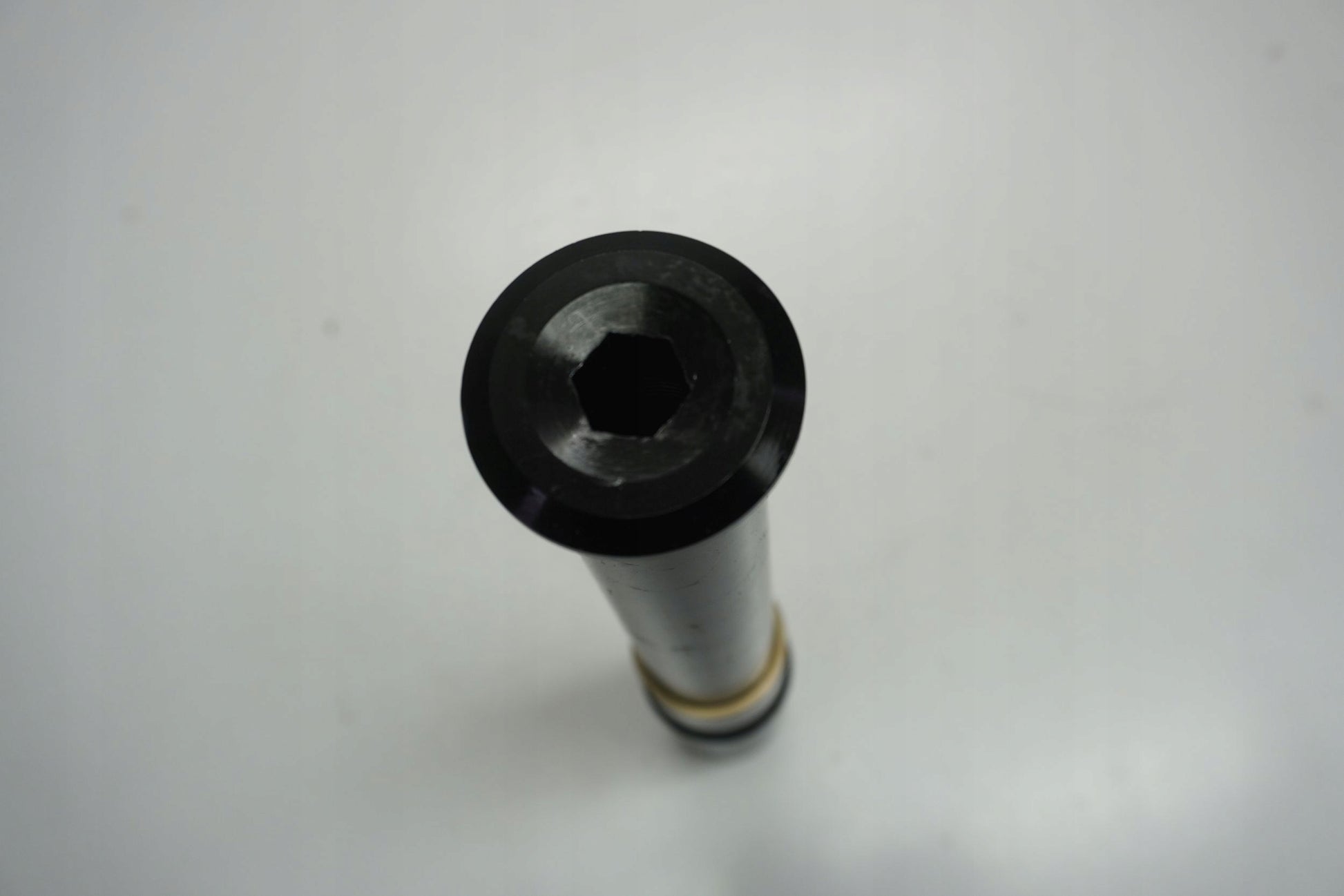 KTM 890 DUKE R 20- Vorderachse Achse vorne Radachse front axle 3