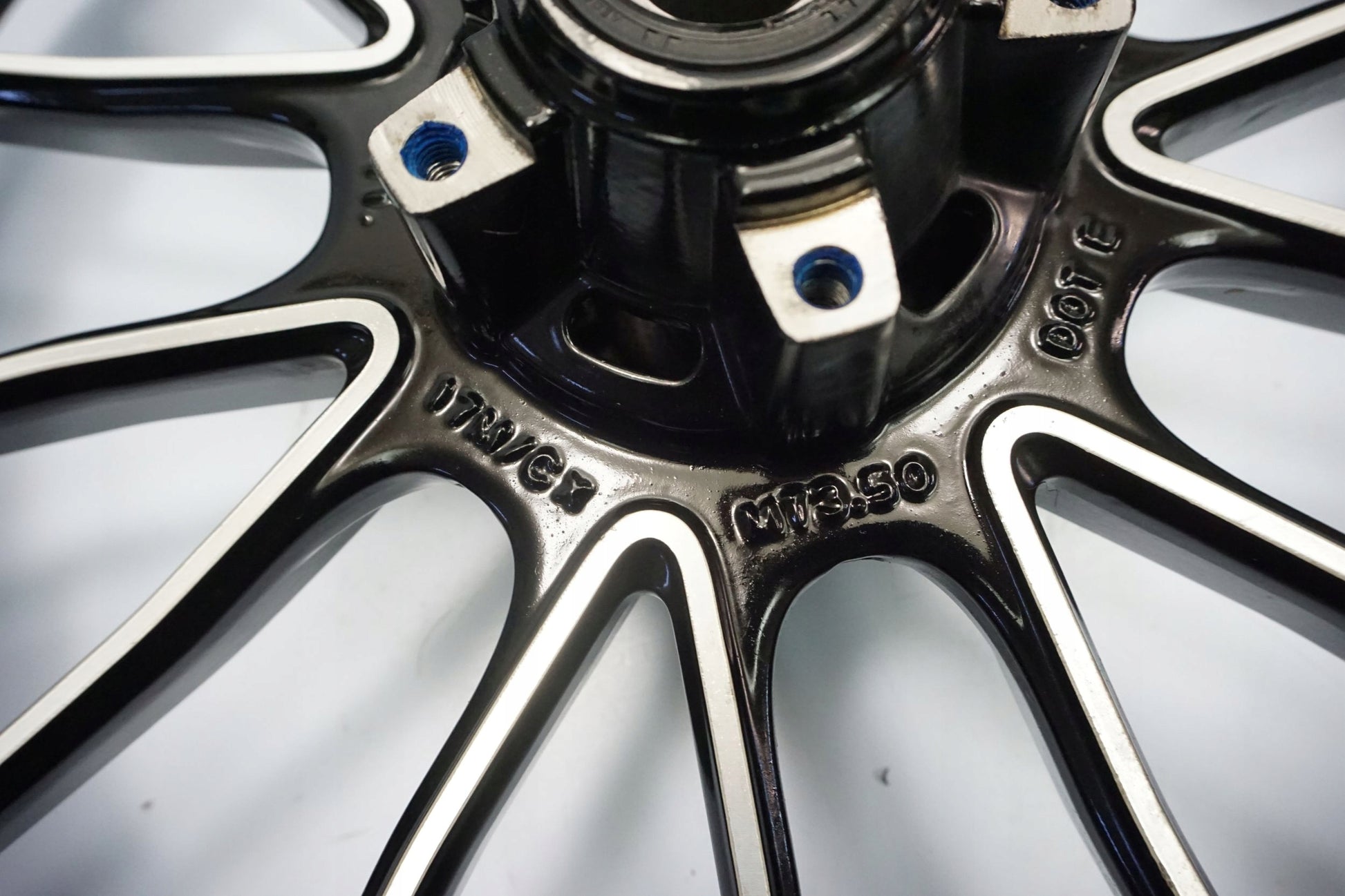 DUCATI DIAVEL 1200 Felge vorne Wheel Vorderrad 8