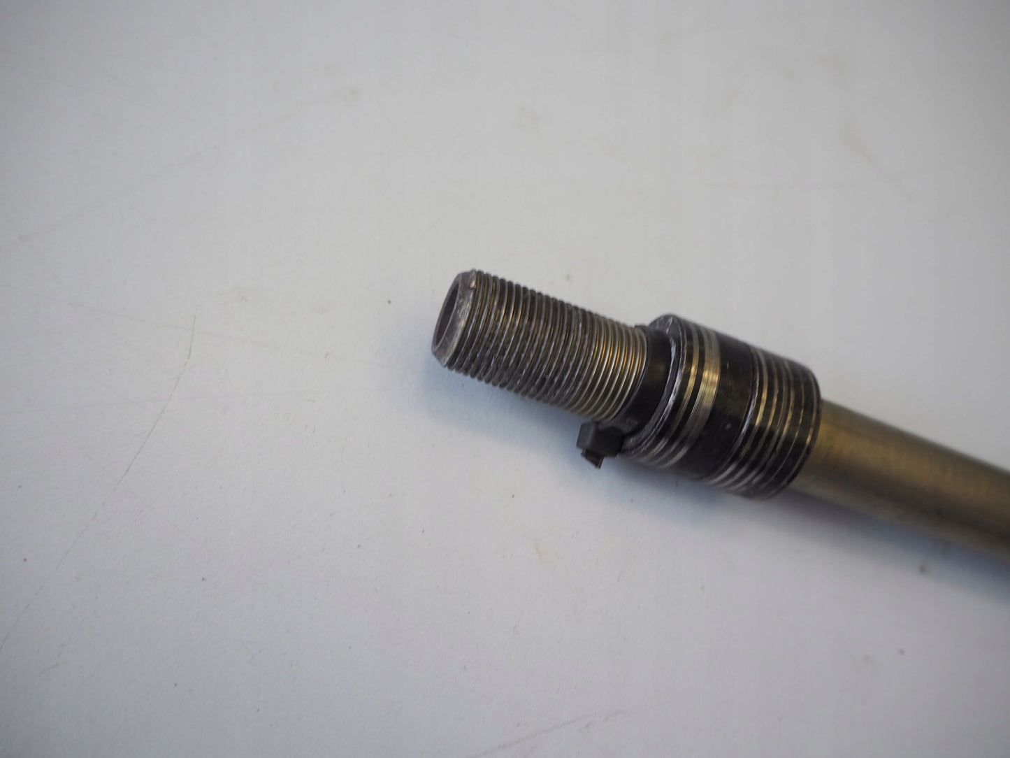 KAWASAKI Z1000 10-13 Vorderachse Achse vorne Radachse front axle 2