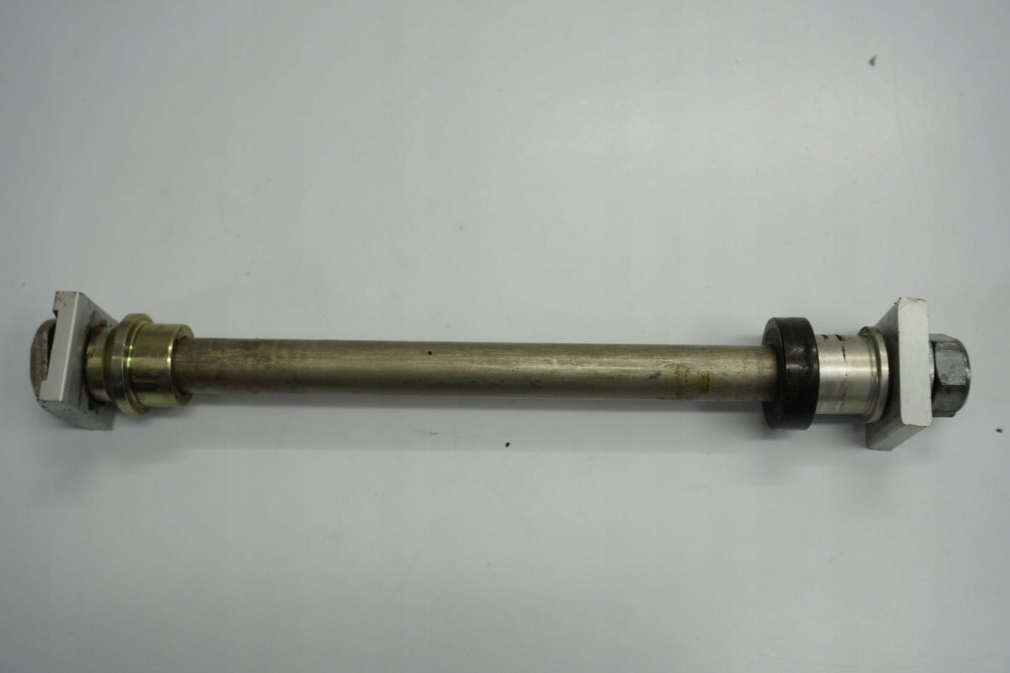 TRIUMPH TIGER 1050 06-12 Hinterachse Achse hinten Radachse rear axle 3