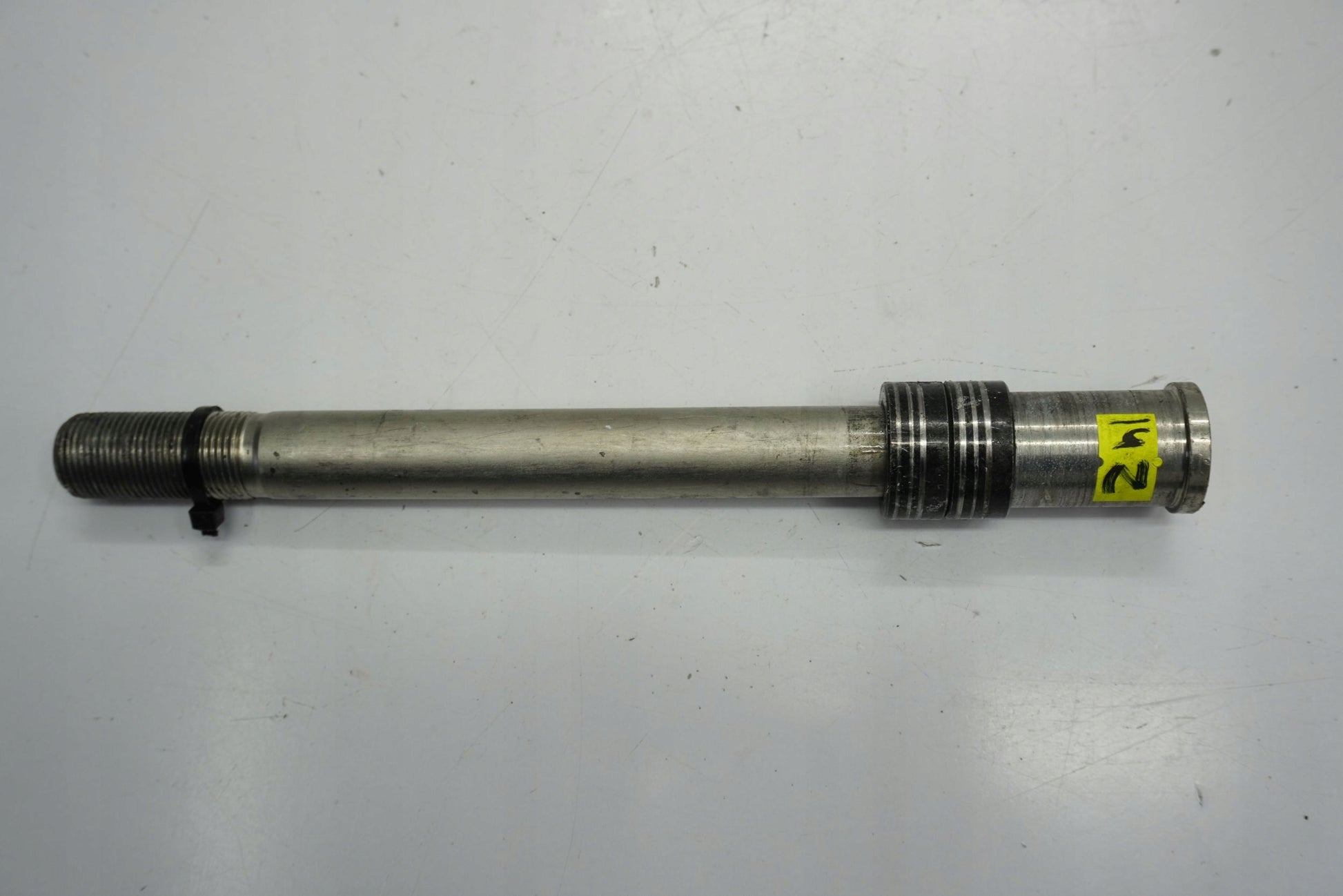 KAWASAKI Z1000 14-19 Vorderachse Achse vorne Radachse front axle 3