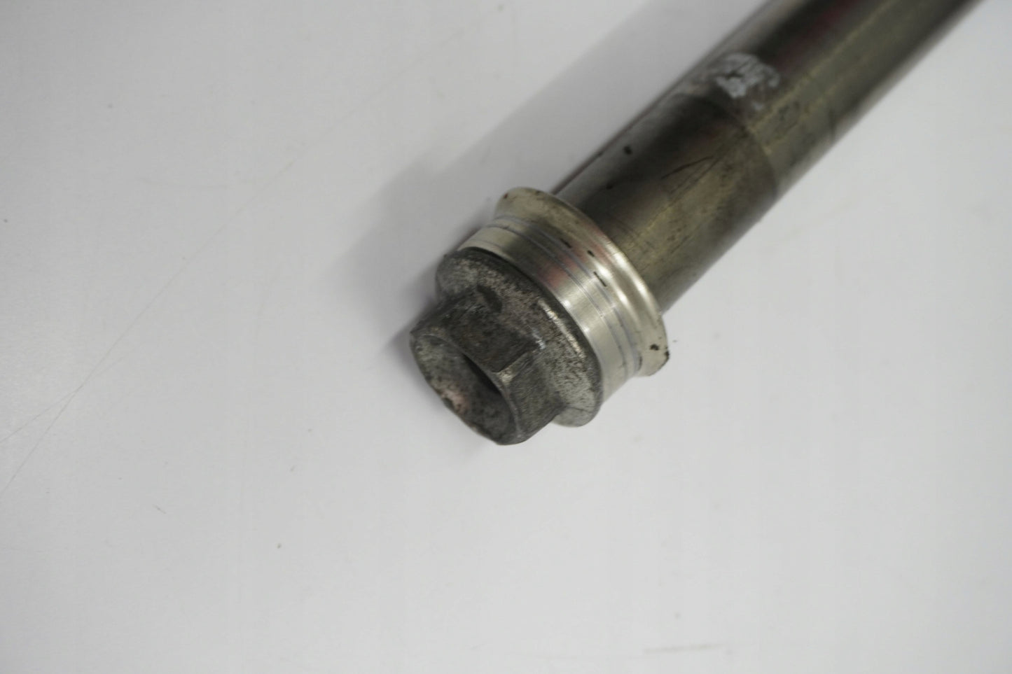 SUZUKI GSX-R 1000 K7-K8 Vorderachse Achse vorne Radachse front axle 3
