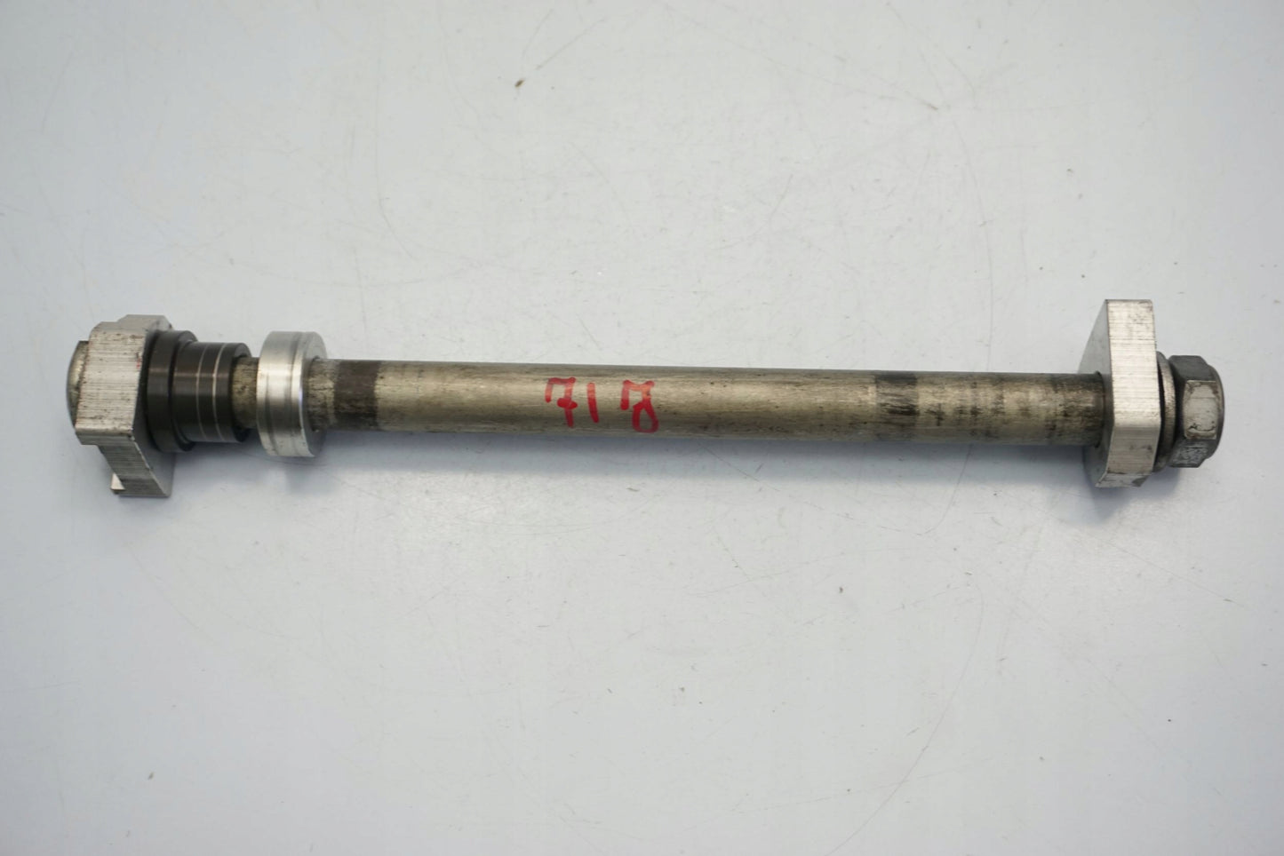 TRIUMPH STREET TRIPLE 675 07-12 Hinterachse Achse hinten Radachse rear axle