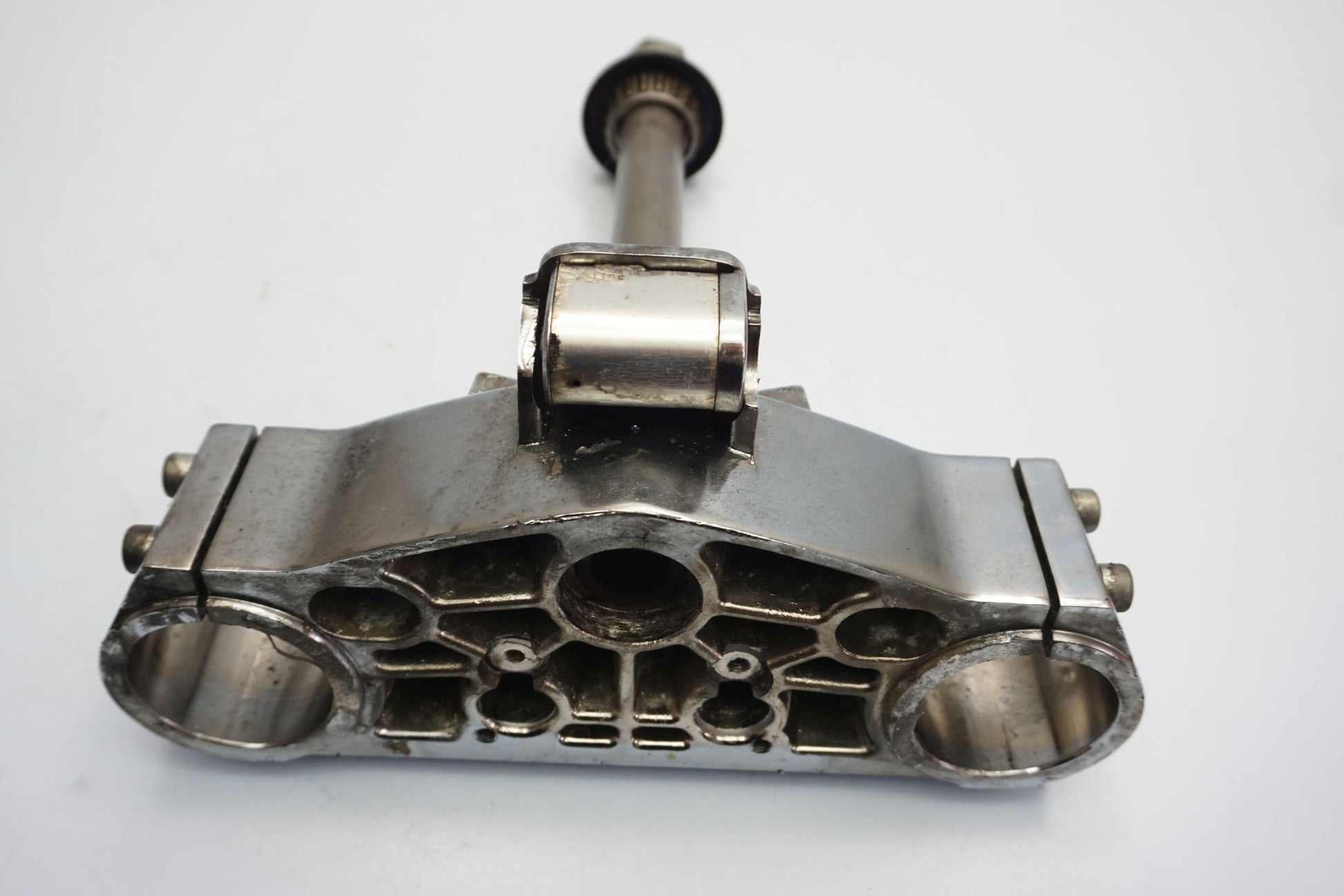 HYOSUNG GV 650 AQUILA 05-11 untere Gabelbrücke Triple Clamp unten 4