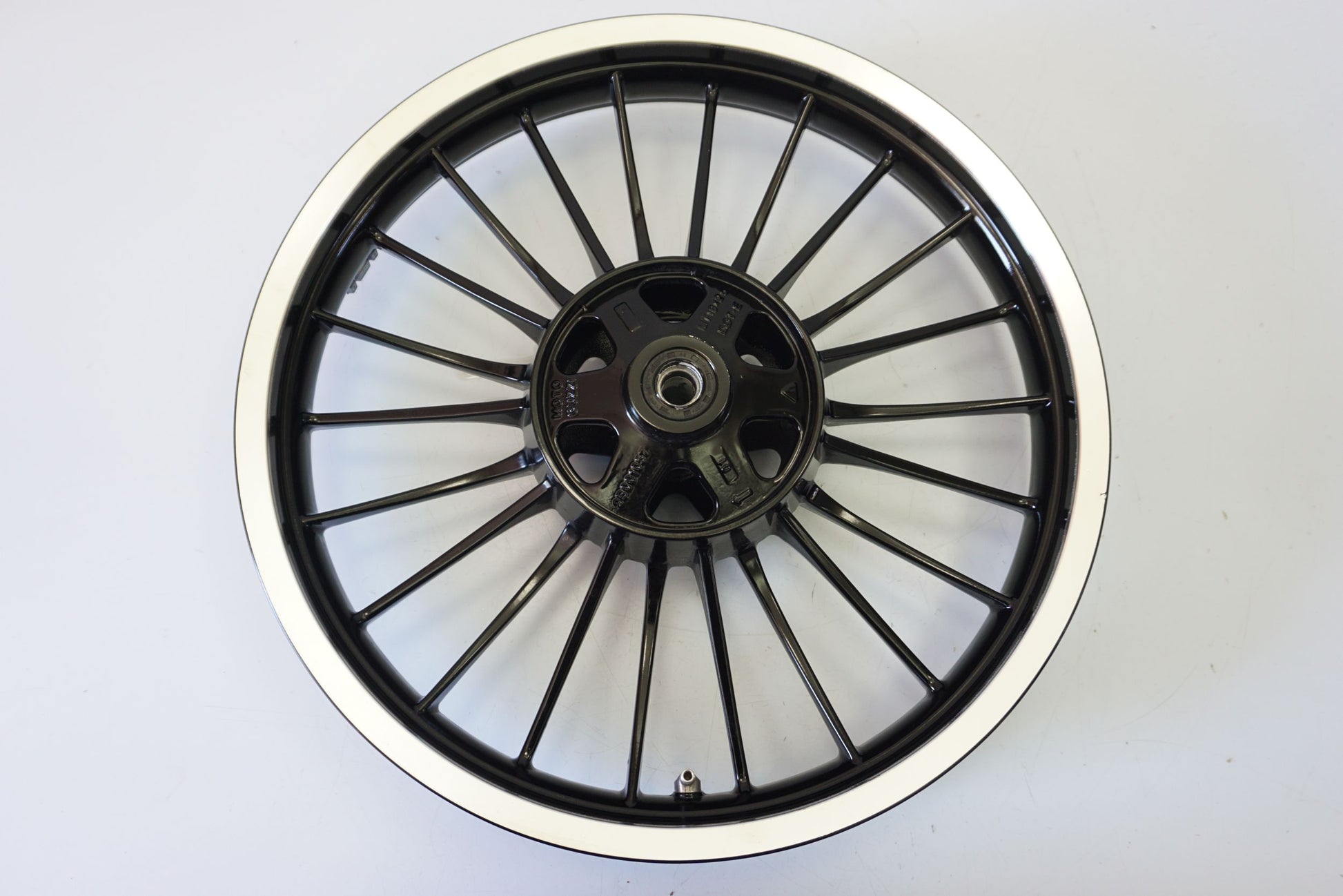 MOTO GUZZI V9 ROAMER Felge vorne Wheel Vorderrad 7