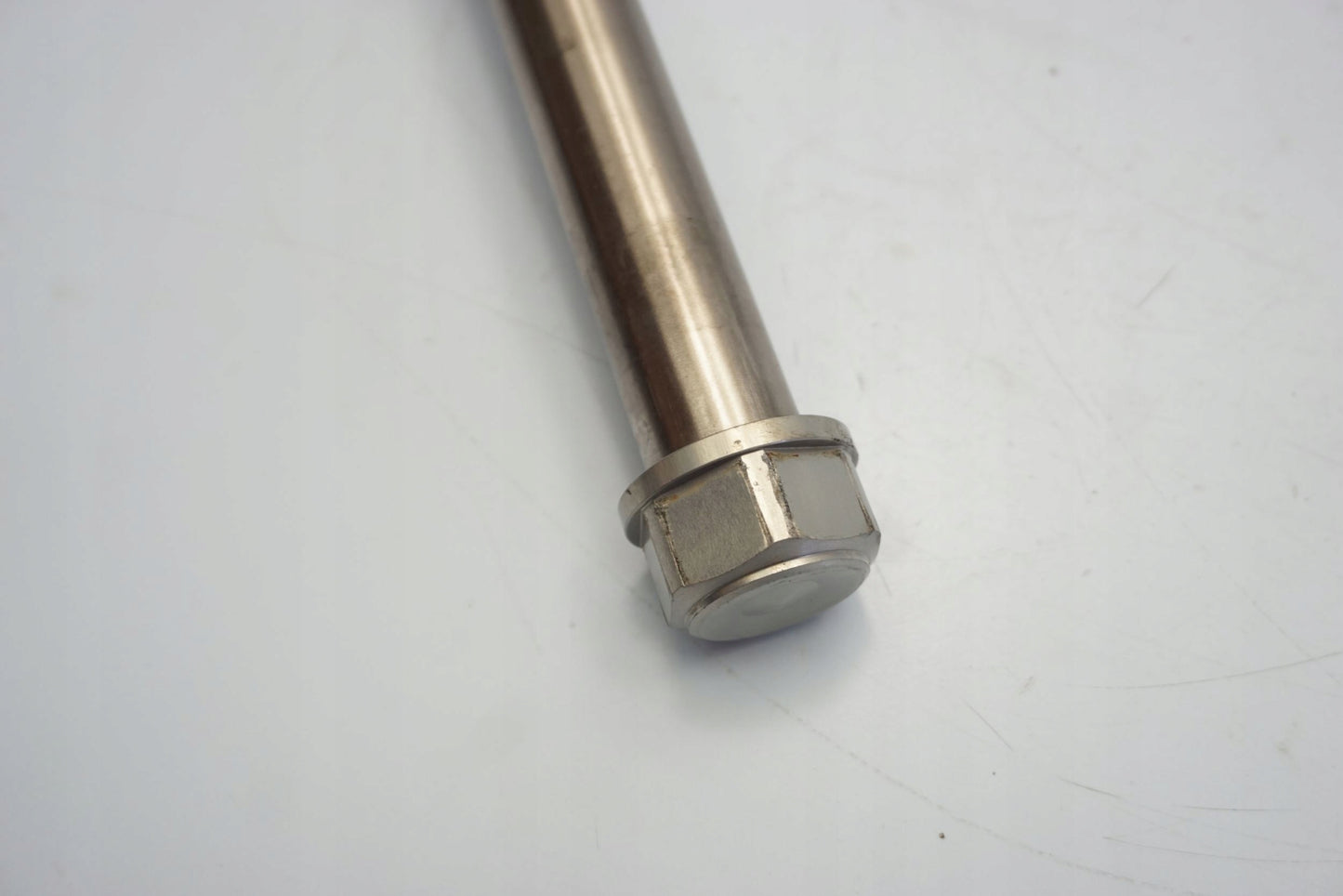 KTM 690 DUKE 16-19 Hinterachse Achse hinten Radachse rear axle 2