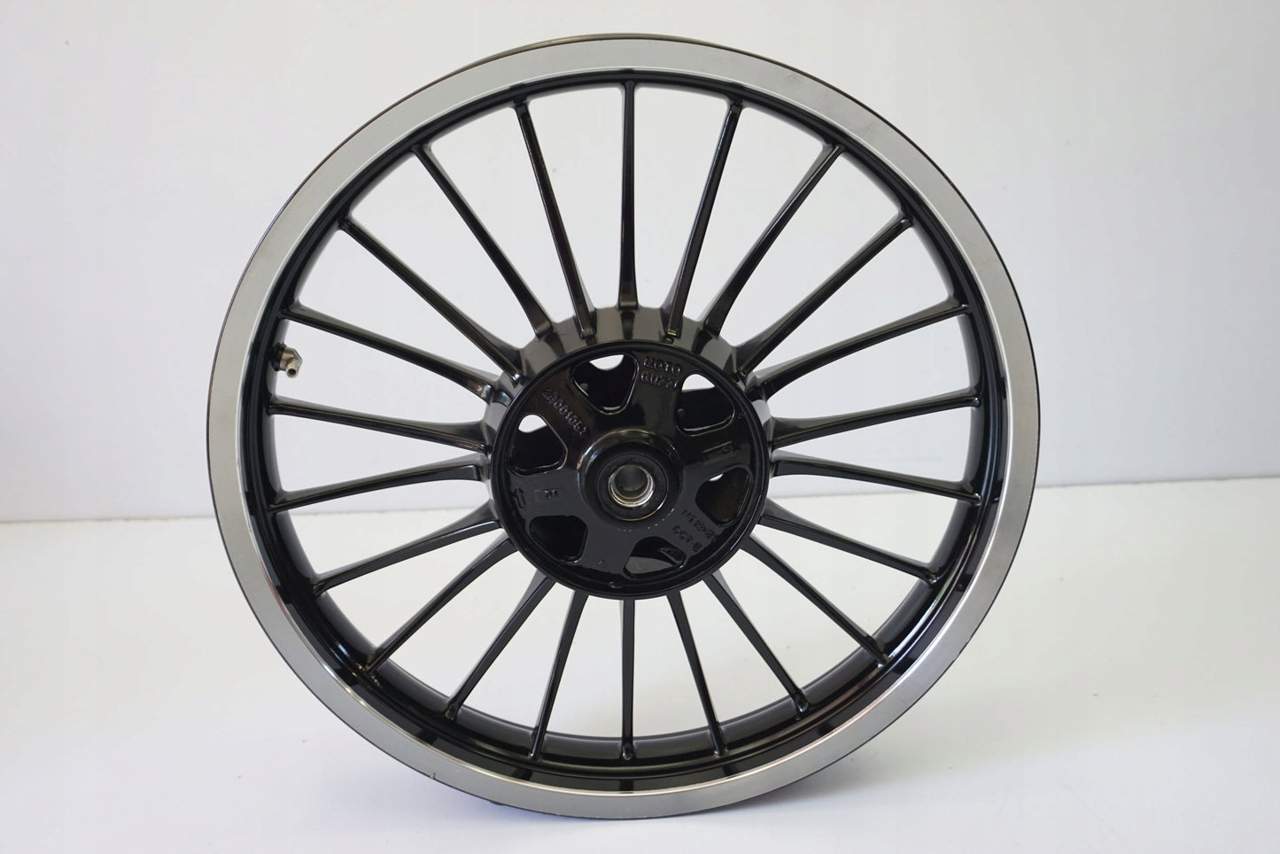 MOTO GUZZI V9 ROAMER Felge vorne Wheel Vorderrad 4